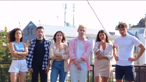 Kaukasische Junge Leute Stehen Einer Reihe Und Blicken Mit Ernsten — Stockvideo