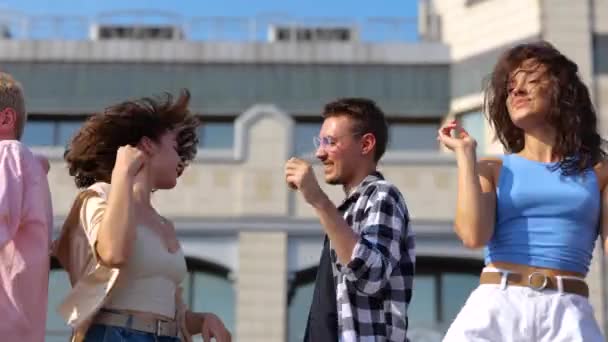 Щасливі Красиві Молоді Люди Танцюють Рухаються Ритмічно Розмахуючи Руками Посміхаючись — стокове відео