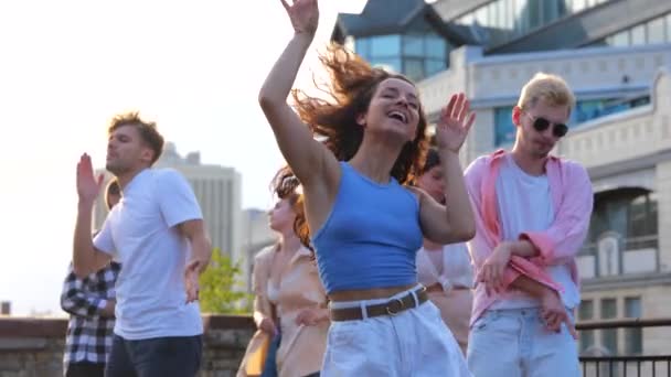 Fröhliche Junge Unbeschwerte Menschen Tanzen Auf Einem Dach Und Amüsieren — Stockvideo