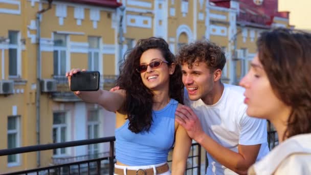 Közel Boldog Fiatal Pár Barátja Barátnője Hogy Szelfi Fotókat Okostelefonon — Stock videók
