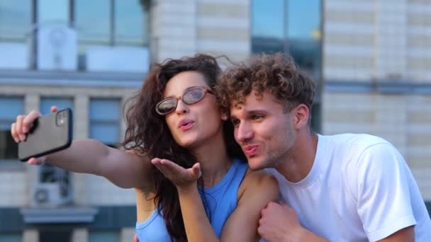 Kamera Költözik Vissza Vicces Boldog Fiatal Pár Barátja Barátnője Hogy — Stock videók