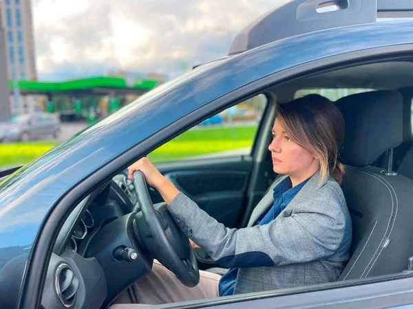 Vista Lateral Caucasiano Bela Mulher Negócios Ocupada Dirigindo Carro Cidade — Fotografia de Stock