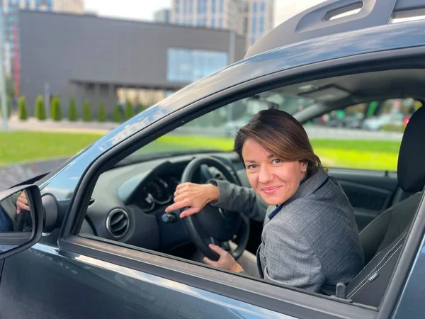 Close Bela Mulher Negócios Alegre Sentada Próprio Carro Olhando Para — Fotografia de Stock