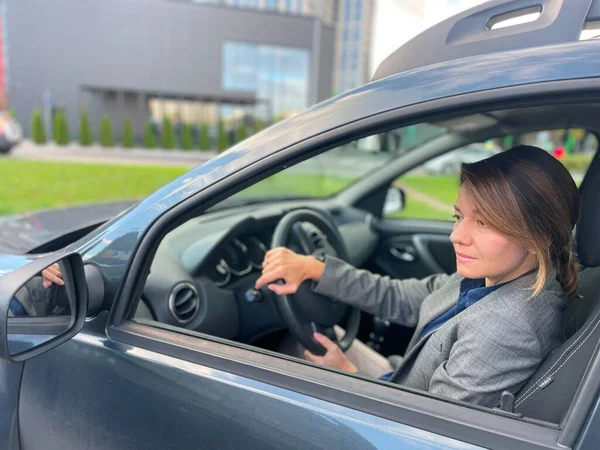 Kaukasische Frau Mittleren Alters Die Konzentriert Mit Dem Eigenen Auto — Stockfoto