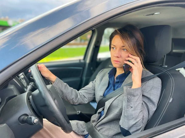 Närbild Kaukasiska Vuxen Kvinna Sitter Inne Bilen Pratar Mobiltelefon Med — Stockfoto