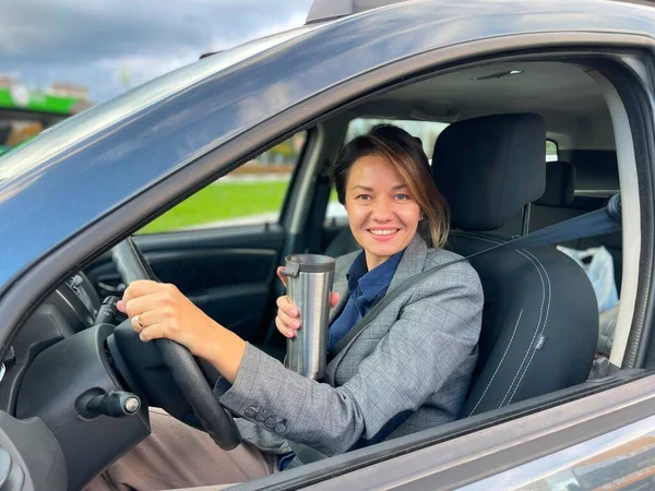 Glada Kaukasiska Affärskvinna Sitter Inne Bilen Håller Termos Med Kaffe — Stockfoto