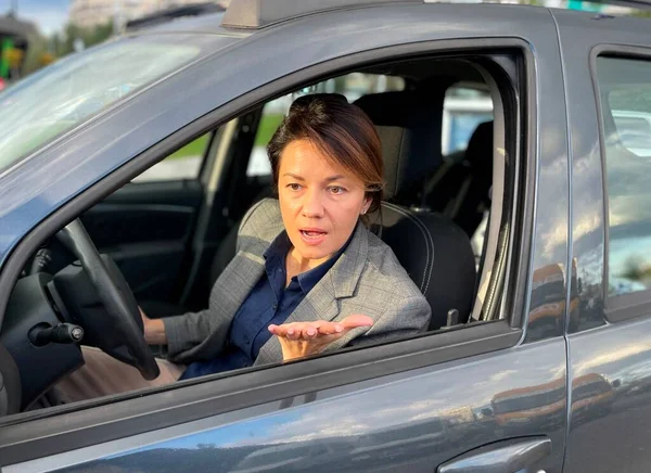 Närbild Kaukasiska Vuxna Kvinna Sitter Auto Tittar Genom Fönstret Med — Stockfoto