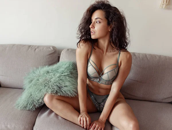 Sexy Junge Brünette Dame Unterwäsche Sitzt Auf Einem Sofa Wohnzimmer — Stockfoto