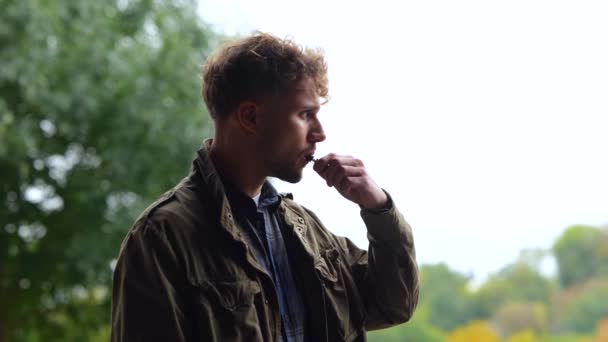 Zavřít Pohled Boku Bělošského Mladého Pohledného Muže Kouří Venku Pásku — Stock video