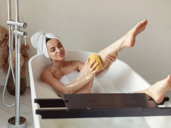 Mujer Hermosa Caucásica Acostada Bañera Con Espuma Tomando Baño Baño — Foto de Stock