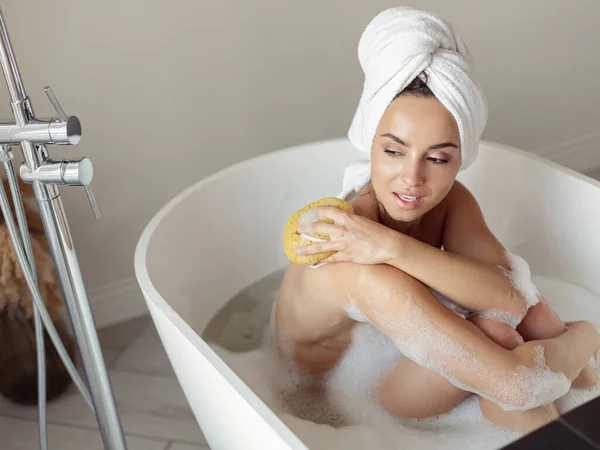 Hermosa Mujer Joven Caucásica Feliz Sentado Bañera Con Espuma Tomando —  Fotos de Stock