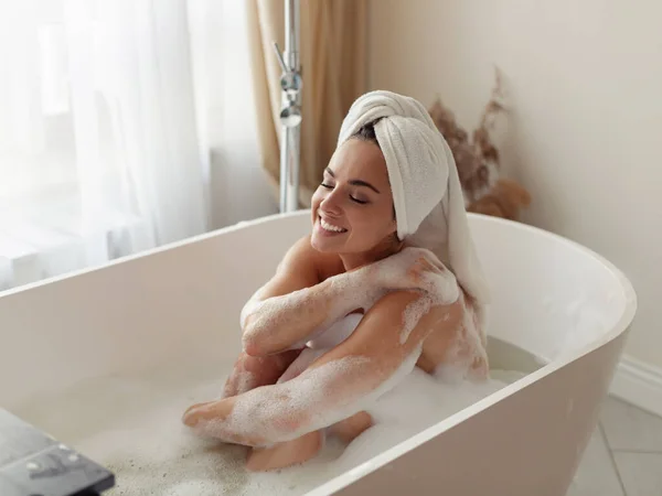 Großaufnahme Einer Zufriedenen Glücklichen Kaukasierin Die Einer Badewanne Sitzt Ihren — Stockfoto