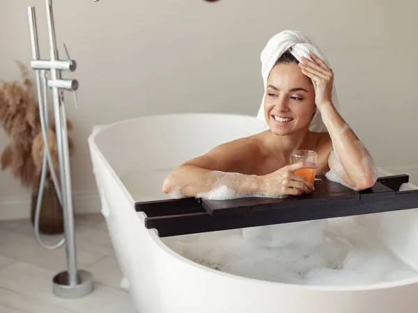 Primer Plano Mujer Caucásica Alegre Sonriente Descansando Bañera Tomando Baño —  Fotos de Stock