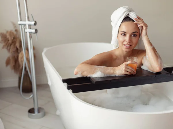 Primer Plano Mujer Sexy Caucásica Descanso Bañera Tomando Baño Sosteniendo —  Fotos de Stock