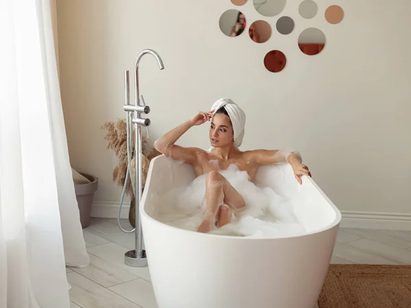 Fiatal Elégedett Kaukázusi Hölgy Otthon Pihen Csak Modern Fürdőszobában Fürdik — Stock Fotó