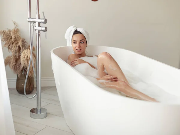 Caucasian Attractive Young Lady Lying Bathtub Soap Foam Looking Away — Stock Photo, Image