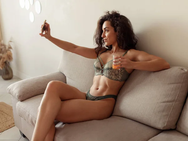 Sexig Attraktiv Kvinna Underkläder Tar Selfie Foto Smartphone Sitter Soffan — Stockfoto