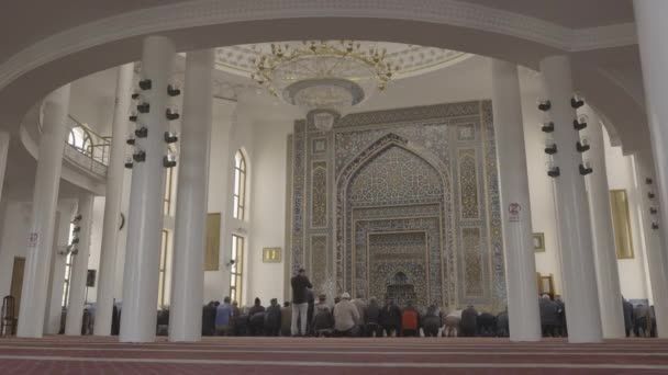 Μουσουλμάνοι Λατρεύουν Τζαμί Πυροβολισμός Επεξεργασία Χρώματος — Αρχείο Βίντεο