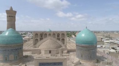 Po-i Kalyan Madrasa ve Kompleks. Özbekistan 'ın tarihi Buhara kenti. Yukarı Kamera Hareketi. Kütük Çekimi. Renk Düzenlenebilir.