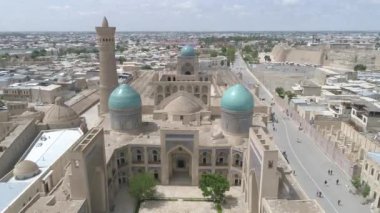 Po-i Kalyan Madrasa ve Kompleks. Özbekistan 'ın tarihi Buhara kenti. Yukarı Kamera Hareketi. Kütük Çekimi. Renk Düzenlenebilir.