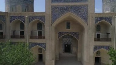 Po-i Kalyan Madrasa ve Kompleks. Özbekistan 'ın tarihi Buhara kenti. Yukarı Kamera Hareketi. Kütük Çekimi. Renk Düzenlenebilir.