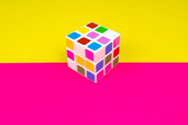  Beyaz arka planda Rubik küpü. Arka planda Rubik Küpü.