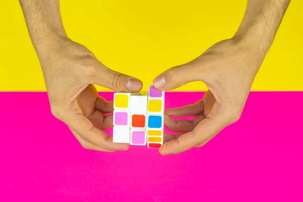 Руки Тримають Куб Рубіка — стокове фото