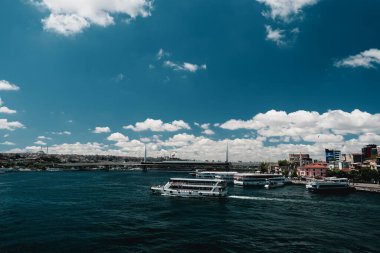 Denizde feribot manzaralı Golden Horne Köprüsü, mavi gökyüzü ve deniz manzaralı güzel şehir manzarası, İstanbul 'da yaz gezisi, Golden Horn' da gemilerle seyahat