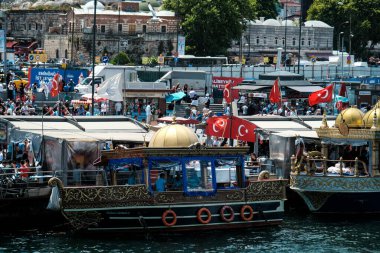 Eminonu Meydanı 'nda balıkçılar ve ekmek tekneleri, İstanbul' da geziler ve keşifler var.