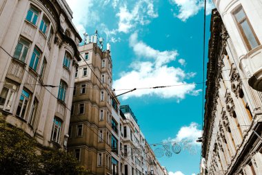 Istiklal Caddesi 'nde eski binalar ve mavi gökyüzü, İstanbul' da tarihi estetik yapılar, yazları Beyoğlu manzaralı binalar, İstanbul 'dan şehir manzarası, ünlü sokak manzarası