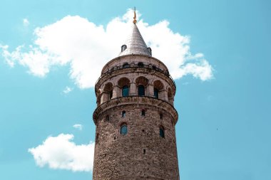 İstanbul 'da mavi bulutlu gökyüzü manzaralı Galata Kulesi, güpegündüz tarihi mimari, turizm ve gezi fikri, İstanbul' a seyahat yeri, Türkiye 'de ünlü bina