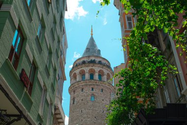 İstanbul 'daki Galata Kulesi, tarihi mimari, seyahat merkezi, Türkiye' deki eski ünlü bina, turizm ve gezi fikri, İstanbul 'da güneşli bir gün 