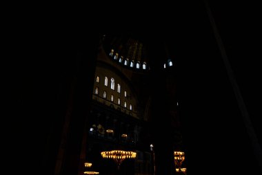 Ayasofya Camii 'nin atmosferik manzarası, Ayasofya Kubbesi' nin detayları, antik kilise, popüler yapı, karanlık manzara, kutsal bir binanın içi: