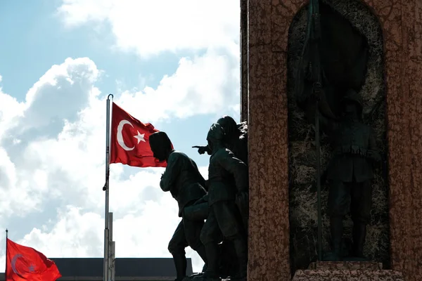 Republikdenkmal Taksim Platz Türkische Flagge Und Atatürk Mit Bewölktem Wetter — Stockfoto