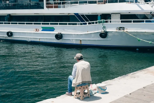 先頭へ戻る老人釣り 釣りの概念を Eminonu Karkoy海 高齢者の趣味のアイデア 静かでリラックスした背景には フェリーになって 椅子や釣りに座っている — ストック写真