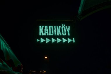 Neon tabela, isim ve plaket fikri üzerine Kadıköy metni, İstanbul 'da seyahat, yeşil neon harfli Kadıköy iskele tabelası, gece görüntüsü, yeşil ışık
