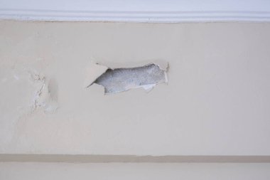 Hasarlı ev duvarı, rutubetli ve nemli duvar, nem ve küf, eski ve eski ev, grunge dokusu