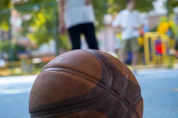 Избирательный Баскетбольный Мяч Игроками Концепция Уличного Баскетбола Баскетбольная Площадка Летний — стоковое фото