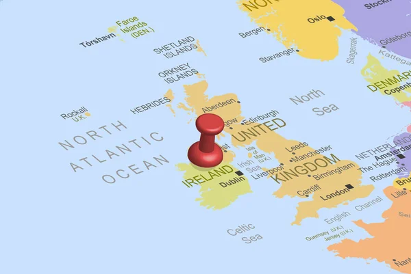 アイルランドは ヨーロッパ地図上の赤いファスナープッシュピンを持つ アイルランドを閉じます 固定先 旅行のアイデア 場所のアイコンとカラフルな地図 休暇や道路の旅のコンセプト トップビュー — ストックベクタ