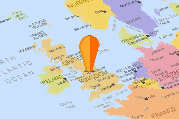在欧洲地图上有橙色的占位别针 在英国近邻 度假和公路旅行的概念 固定的目的地 旅行的想法 顶部视图 彩色地图与位置图标 — 图库矢量图片