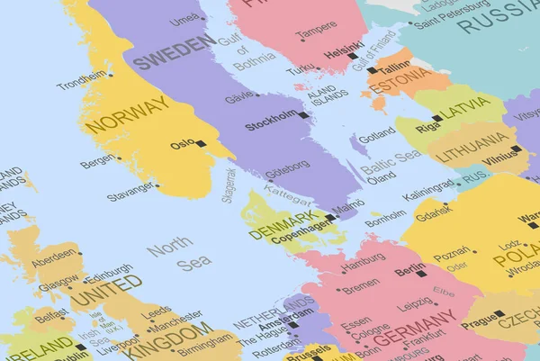 デンマークはヨーロッパ地図の真ん中で デンマークを閉じ 旅行のアイデア 固定先 トップビュー 休暇や道路旅行のコンセプト 位置アイコンを持つカラフルな地図 — ストックベクタ