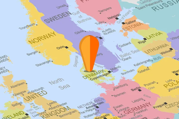 ヨーロッパ地図上のオレンジ色のプレースホルダーピンを持つデンマーク 閉じるデンマーク 休暇や道路旅行のコンセプト 固定先 旅行のアイデア トップビュー 場所のアイコンとカラフルな地図 — ストックベクタ
