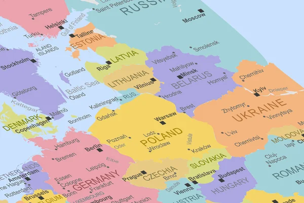 ポーランドヨーロッパ地図の真ん中で ポーランドを閉じ 旅行のアイデア 固定先 トップビュー 休暇や道路旅行のコンセプト 場所のアイコンを持つカラフルな地図 — ストックベクタ