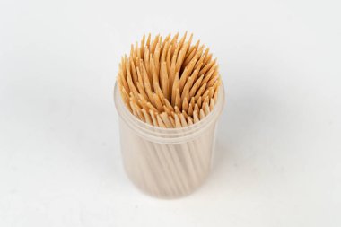 Kürdan kutusu, küçük silindirik bir kutuda kürdan beyaz arka planda izole edilmiş, birkaç diş seçimi üst görünümü