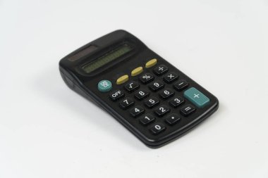 Elektronik hesap makinesi beyaz arkaplanda izole edilmiş, güneş enerjisi panelli mini hesap makinesi, üst görüşlü eğimli nesne, finans bankacılık hesaplaması