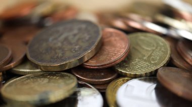 Beyaz arkaplanda izole edilmiş metal paraların makro görüntüsü, para tasarrufu, seçici odak, platforma farklı değişimler