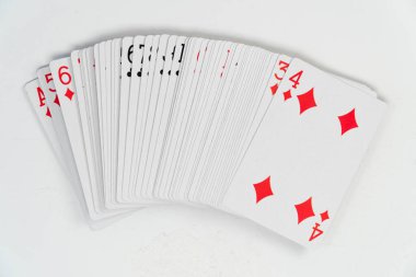 Kağıt destesi yığını, beyaz arka planda izole edilmiş, üst tarafta kırmızı elmas yığını.