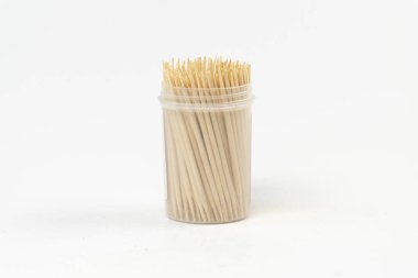 Kürdan kutusu, küçük silindirik bir kutuda kürdan beyaz arka planda izole edilmiş, birkaç diş seçimi ön görünümü