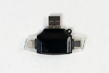 Akıllı telefon bağlantı aracı, beyaz arkaplanda izole edilmiş mikro usb aygıtı, siyah usb aygıtı üst çapraz görünüm, seçici odaklanma