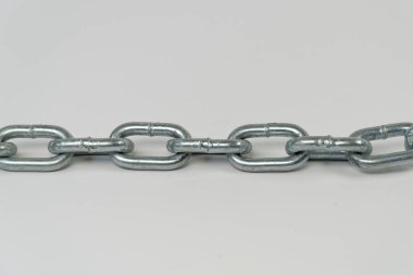 Beyaz zemin üzerinde izole edilmiş gümüş zincir, platformda düz demir zincir hattı, ön görüş